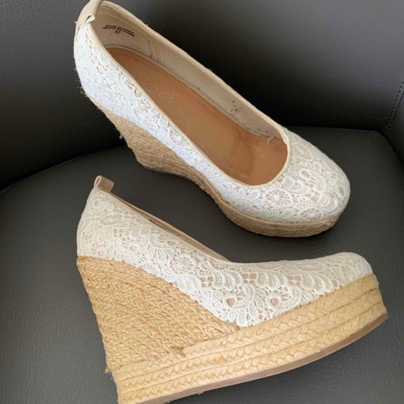 Aldo Pearl-White Color Lace high heel size 7 - Picture 3 of 7